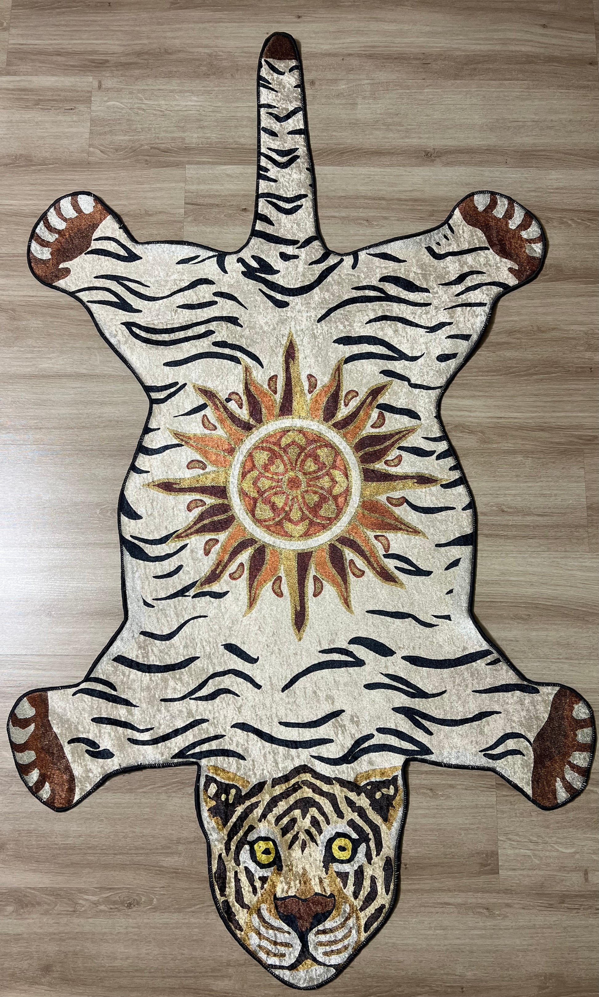 Kaplan desenli halı