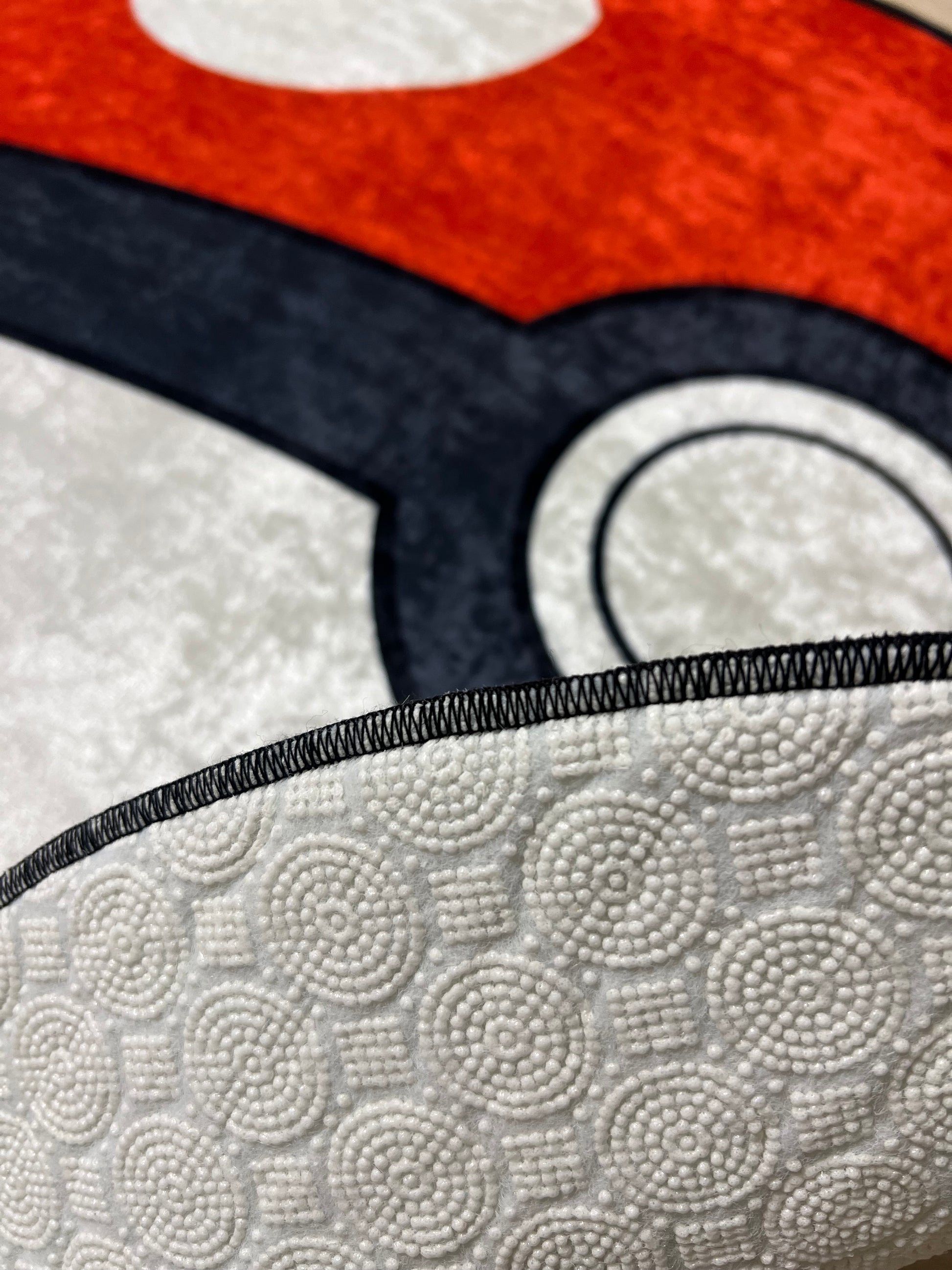 Poke ball desenli halı